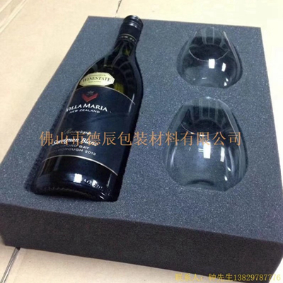 海綿內(nèi)托對(duì)各行各業(yè)產(chǎn)品起到絕緣、密封、防震、防塵、填充、隔音、固定，能夠保護(hù)包裝產(chǎn)品在運(yùn)輸過程中安然無恙，起到保護(hù)產(chǎn)品的一個(gè)作用，同時(shí)可以美化產(chǎn)品，提升產(chǎn)品檔次。