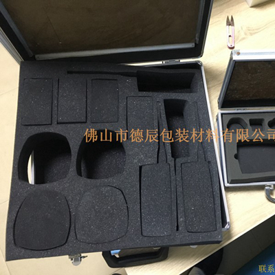 海綿內(nèi)托對(duì)各行各業(yè)產(chǎn)品起到絕緣、密封、防震、防塵、填充、隔音、固定，能夠保護(hù)包裝產(chǎn)品在運(yùn)輸過程中安然無恙，起到保護(hù)產(chǎn)品的一個(gè)作用，同時(shí)可以美化產(chǎn)品，提升產(chǎn)品檔次。